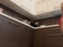 Pequeña milf rubia caliente rubia apretada niñera en la cocina muestra coño y culo