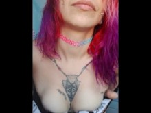 Titty burla en el baño