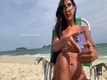 Chat privado en vivo en la playa: exhibición pública y sol; Renatinha Mello