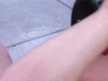 En la piscina, la milf morena recibe todos sus hambrientos agujeros de polla penetra