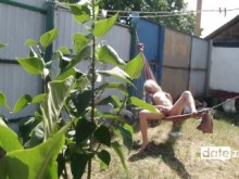 Blonde se masturba en una hamaca