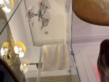 Chica de pelirroja de coño carnoso caliente y sexy hace un espectáculo a la cámara flashulando bajo su falda rasgada