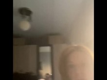 Pareja amateur que tiene sexo en vivo en la cámara web - handjob y doggystyle