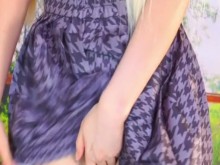 Hoy me siento cosquillas en mi pequeño coño rosa, no sé cómo detener lo que estoy sintiendo dentro