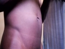 Aplica crema en mi cuerpo desnudo, hombre negro desnudo