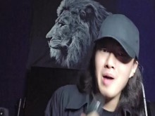 ¡Levántate fuera de esa tumba! ¡Levántate el atuendo!