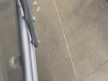 Presionando mi polla en los muebles