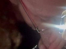 Ella toma una carga principalmente en su boca y el resto en su rostro