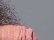 Cerca orinando en la cocina