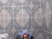 Hermosa Joven se masturba por primera vez en un SILLON TANTRICO