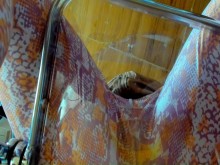 Pea amarillo de una mujer japonesa con leggings.