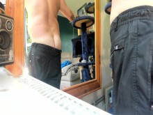 Medio desnudo esperando en la webcam