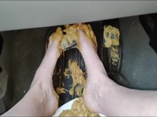 Smashing Peanut Butter en los pedales de mis camiones obteniendo la pegajosa por todas partes (vista al frente y trasera)