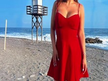 Sexy de la sexy de la playa de Maca con un vestido apretado