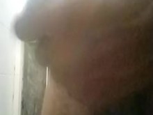 El chico cachondo en pantalones de chándal se masturba su gran polla hasta que gime corriendo