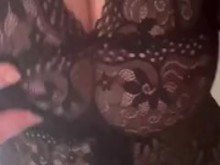 Mi hijastro pone mi polla en mis tetas ????