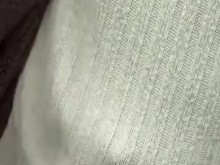 Mírame flashear mis pequeñas tetas mientras conduce