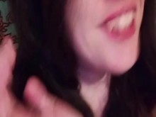 A mi combate de Tinder le gusta cuando me mordié, me hizo hacer que mi coño se arrojara en Snapchat, ¿deberíamos follar a Irl?