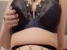 Chica gótica tatuada holguty burlándose de ti jugando con sus enormes tetas naturales y frotando su lindo coño