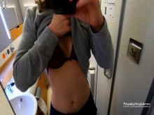 Sexy adolescente burlona en un avión - Amateur Mile High Club