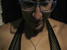 ¡Todas las mañanas, cuando su esposa está en la ducha, viene al lado para follar y criar pastel de crema!