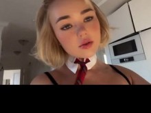 Holly, tu colegiala obediente está esperando que papá la llame al chat de video????