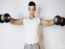 Sesión muscular real de un culturista colombiano natural