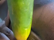 La chica negra se masturba con pepino