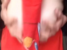 Burlándose y parpadeando