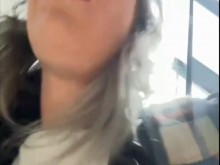 La corriente en el edificio abandonado. Tacones altos, medias, chaqueta de cuero negro, falda negra