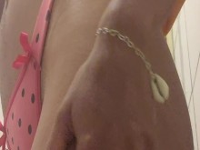 Chica caliente tocando su coño en el baño