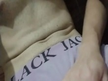 Mi madrastra vino a mi habitación y comenzó a masajear mi polla, no pude soportarla y lo disfruté todo