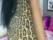 Morena bailando con vestido corto