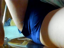 Tirando un pedo una y otra vez.