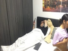 Mi hijastra cachonda se masturba frente a mí y hace un video