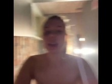 Una chica famosa fue atrapada sacudiéndose en la sala de ajuste