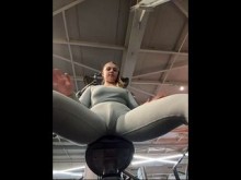 Masturbarse en el gimnasio tan fuerte