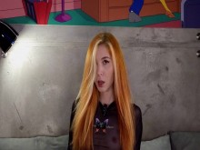 Chica se desvanece y muestra cuerpo sexy