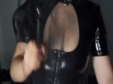 Mujer solitaria con grandes tetas da JOI con humillación verbal