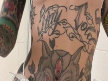 Chica tatuada con tetas eróticas - ¡Se revelan grandes tetas!