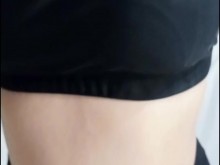 La chica caliente usa aceite en el coño y el culo