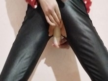 ME ENCANTA FOLLAR MI COÑO CON UN JUGUETE GRANDE EN MEDIAS NEGRAS