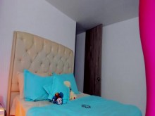 jugando con mis dedos en mi coño