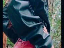 Chica se masturba sola en el bosque pensando que nadie la mira