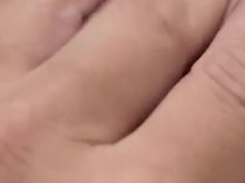 Esposa sucia se masturba y hace que el amigo de su marido se venga