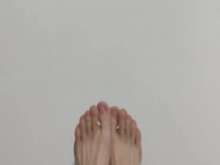 Apuesto a que a todos les encantaría lamer mis pies sexys.