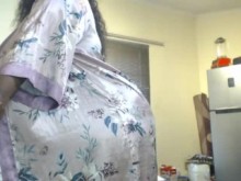 Cachonda lactante de ébano ssbbw mamá masturbándose y striptease en la cocina