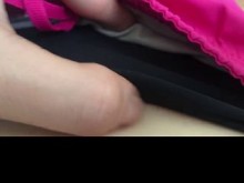 Adolescente tímida abre sus pantalones cortos y bragas y rápidamente muestra su coño peludo a su novio