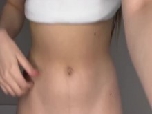 ¡Sorpresas tiernas de nena! ¡Las caricias de las tetas pequeñas y el coño son demasiado lindas y calientes para perdérselas!