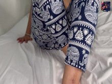 Hermanastra folla con consolador duro hasta que la chica se corre